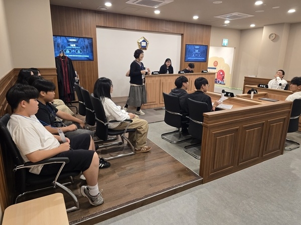 신안군, 미래 사회 주역 육성 위한 ‘청소년 인권+리더십 워크숍’ 개최..'인구감소지역 청소년 성장지원사업 ‘민주시민아카데미’ 성료' 2