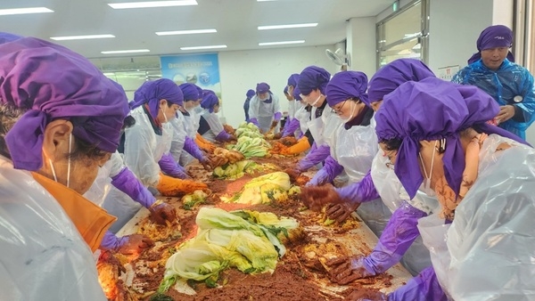 신안군 장산면 여성 단체 협의회 ‘사랑과 정성 듬뿍’ 김장 나눔 행사 2