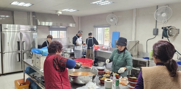 팔금청년회, 어르신 300명에 ‘따뜻한 자장면’ 대접..