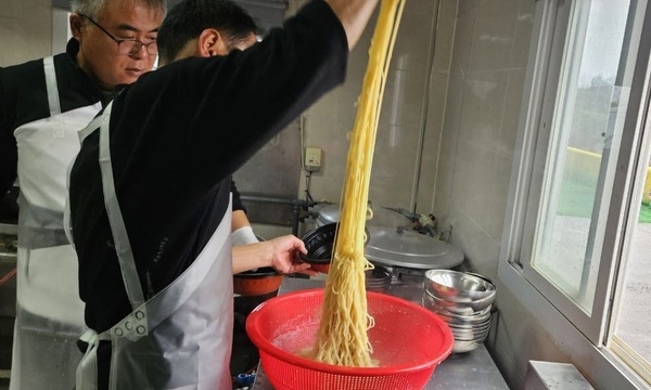 팔금청년회, 어르신 300명에 ‘따뜻한 자장면’ 대접..