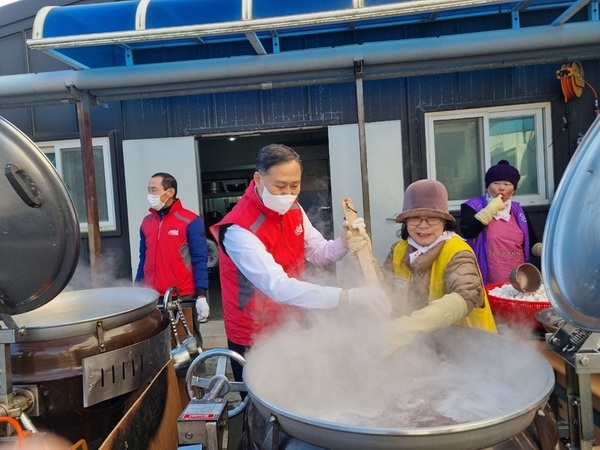 신안군 압해읍, 어르신 1,000명에 동지맞이 팥죽·동치미 나눔 1